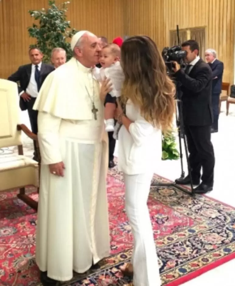 La foto de Barn rompiendo el dress code del Vaticano