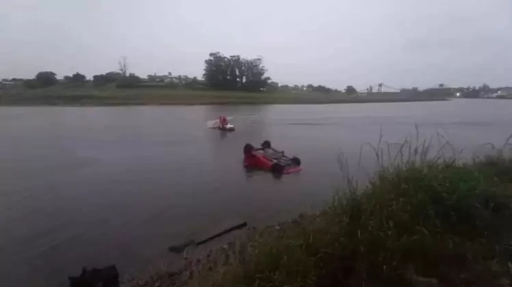 As qued el auto al caer al ro Quequn