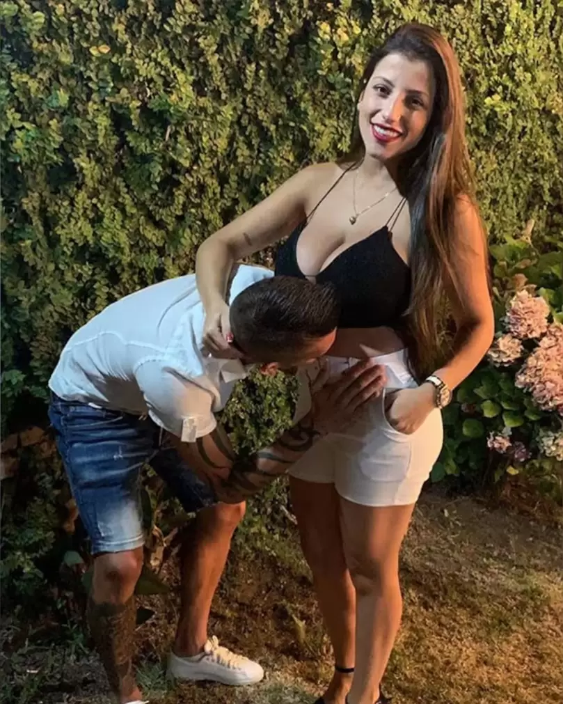 Ricardo Centurin besando la panza de Jenifer Laura, cuando esperaban a Emma, la primera hija de ambos.