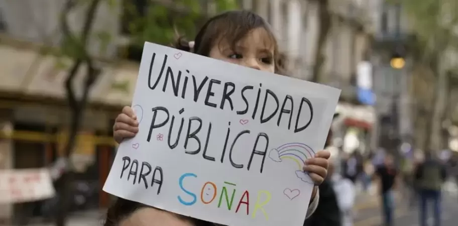 Carteles de la ltima marcha universitaria