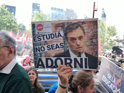 "Estudi, no seas Adorni". La ingeniosa frase de uno de los carteles de la Marcha del Orgullo Antifascista y Antirracista del 1 de febrero.