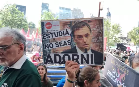 "Estudi, no seas Adorni". La ingeniosa frase de uno de los carteles de la Marcha del Orgullo Antifascista y Antirracista del 1 de febrero.