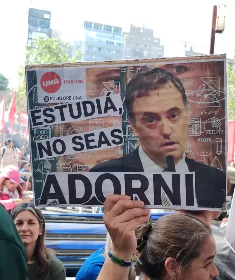 "Estudi, no seas Adorni"