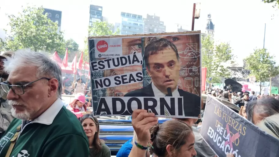 "Estudiá, no seas Adorni"