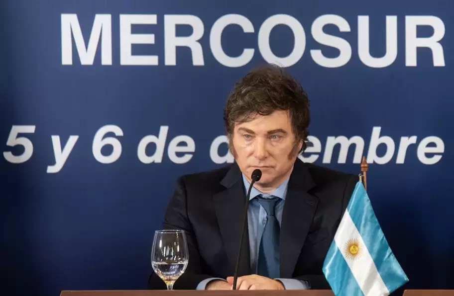 Milei con la mirada perdida en la reunin del Mercosur