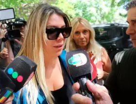 Wanda Nara en Tribunales con su abogada Ana Rosenfeld detrs.