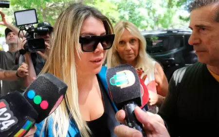 Wanda Nara en Tribunales con su abogada Ana Rosenfeld detrs.