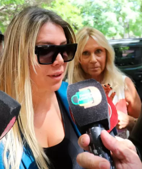 Wanda Nara en Tribunales con su abogada Ana Rosenfeld detrs.