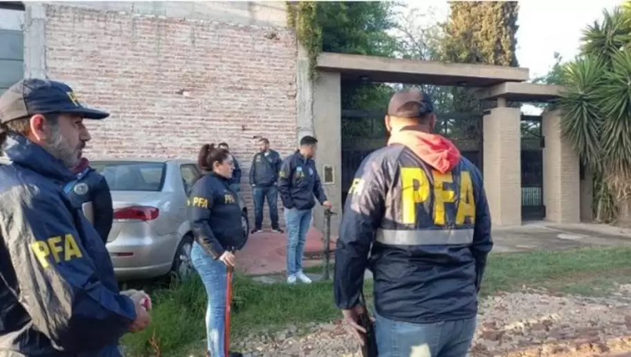 La Polica Federal Argentina durante una allanamiento en la casa del comisario Francisco Centurin, cuando buscaban los restos de Escalante y Morello.