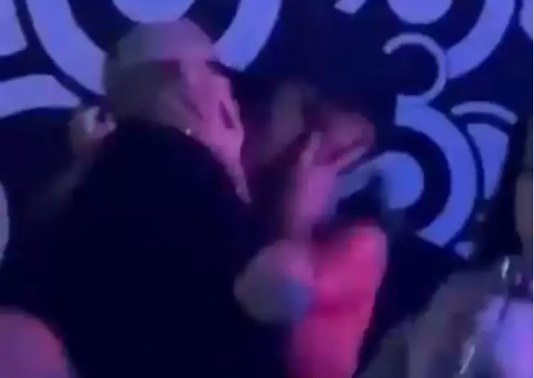 El momento del beso entre Nstor Ortigoza y Roco Oliva.