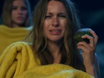 Pampita cubierta con la manda de Nepal sosteniendo una palta