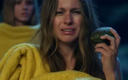 Pampita cubierta con la manda de Nepal sosteniendo una palta