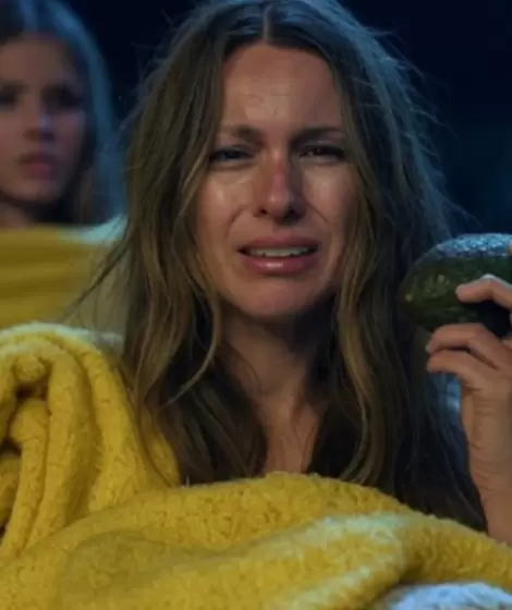 Pampita cubierta con la manda de Nepal sosteniendo una palta