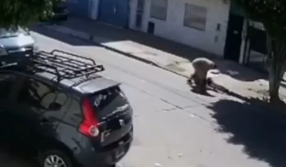 El motochorro intenta robarle la cartera a una mujer, segundos antes de que fuera capturado por los vecinos.