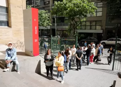 Fila para atenderse en el Hospital Odontolgico de la Facultad de Odontologa de la Universidad de Buenos Aires