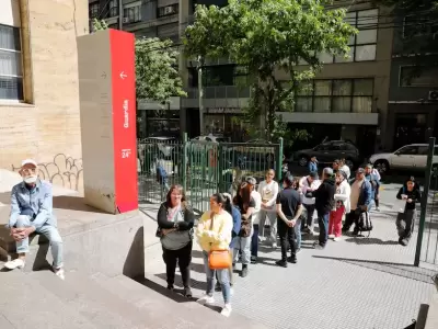 Fila para atenderse en el Hospital Odontolgico de la Facultad de Odontologa de la Universidad de Buenos Aires