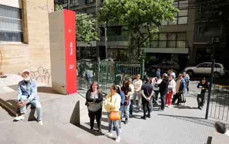 Fila para atenderse en el Hospital Odontolgico de la Facultad de Odontologa de la Universidad de Buenos Aires