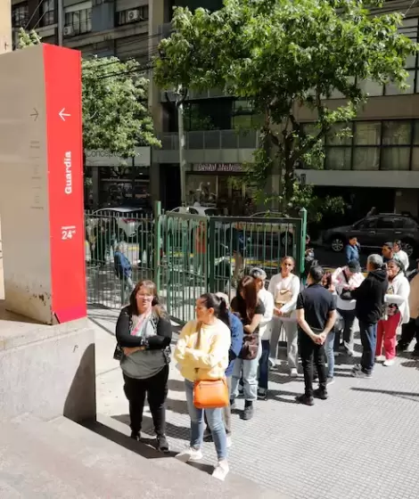 Fila para atenderse en el Hospital Odontolgico de la Facultad de Odontologa de la Universidad de Buenos Aires