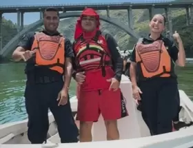 El suboficial Sebastin Capdevila al centro, y otros dos policas de Crdoba que se animaron a prestar su voz para el nuevo spot para turistas.