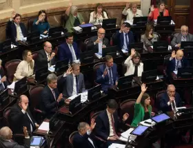A mano alzada y sin debate, los senadores se aumentaron las dietas