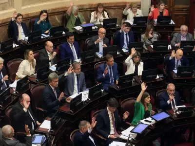 A mano alzada y sin debate, los senadores se aumentaron las dietas