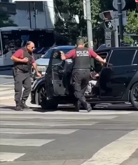 Impactante: un conductor atropell a dos policas en Villa Urquiza y se dio a la fuga