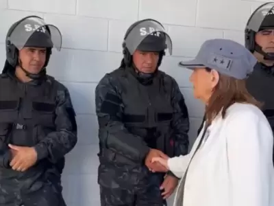 La ministra Bullrich saluda a personal del Servicio Penitenciario Federal durante el montaje que hizo de la inauguracin de la crcel de Coronda.