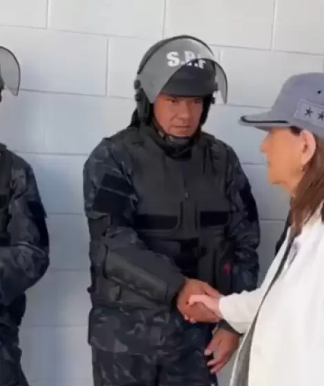 La ministra Bullrich saluda a personal del Servicio Penitenciario Federal durante el montaje que hizo de la inauguracin de la crcel de Coronda.