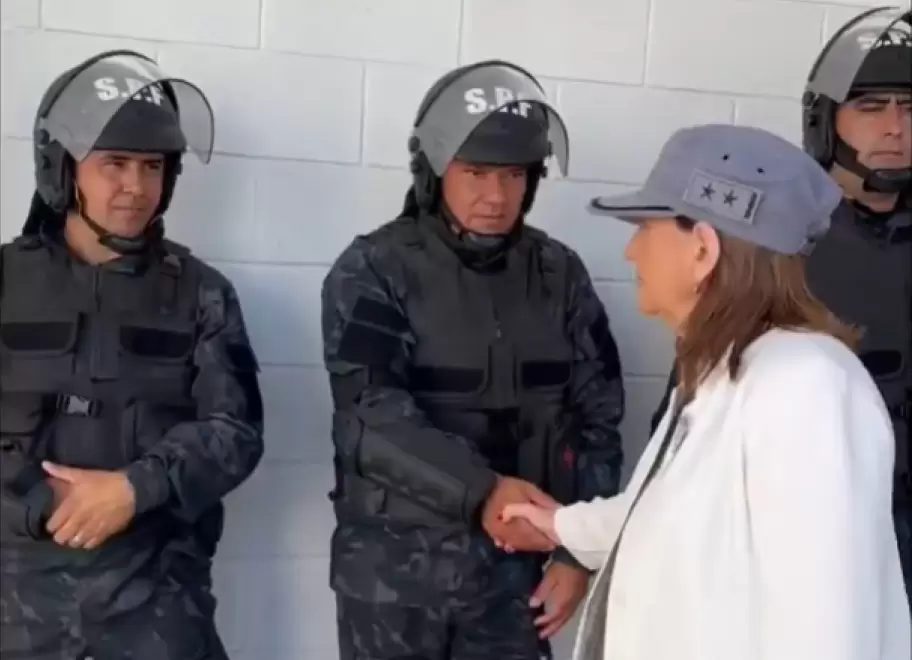 La ministra Bullrich saluda a personal del Servicio Penitenciario Federal durante el montaje que hizo de la inauguración de la cárcel de Coronda.