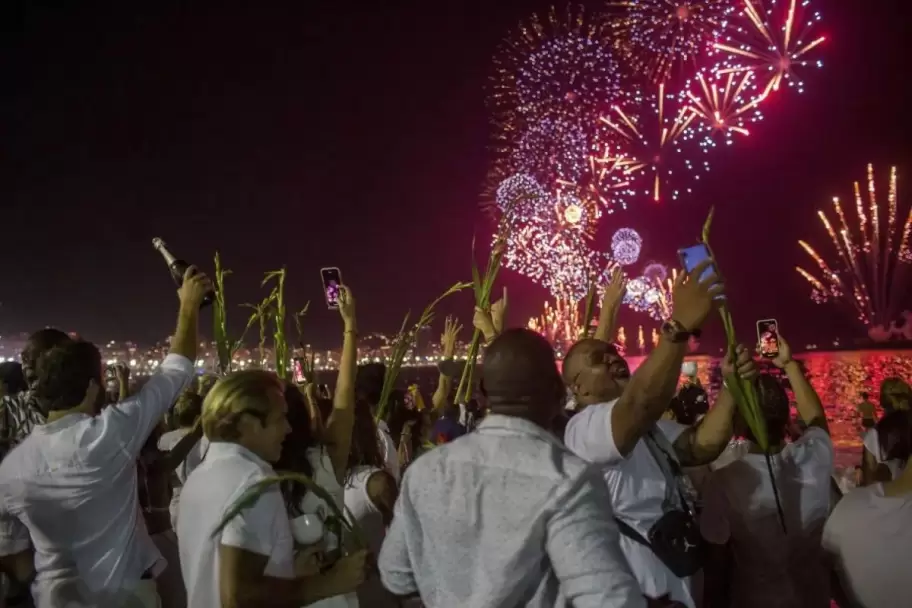 En Copacabana, las filhas do santo (sacerdotisas africanas) encienden velas y lanzan al mar pequeos barcos llenos de flores y regalos.