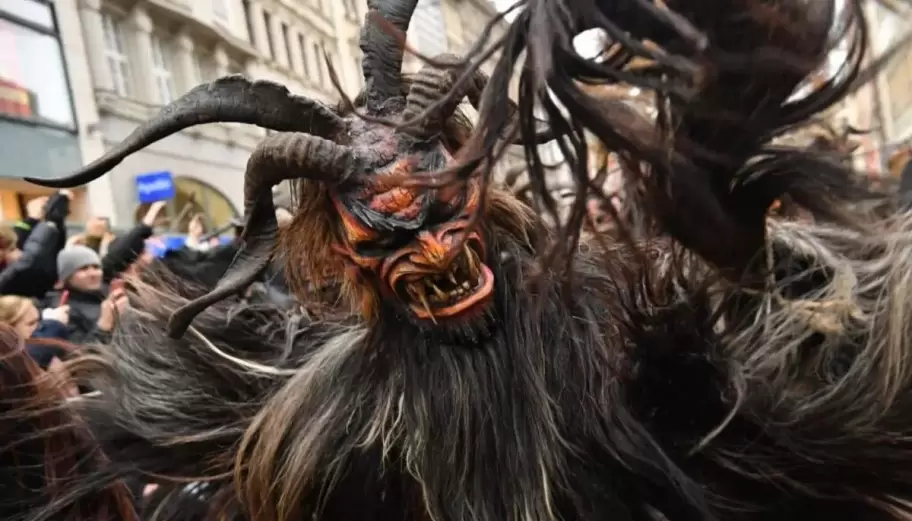 En Austria,el malvado Krampus vaga por las calles de la ciudad asustando a los nios, castiga a los que se portaron mal y se los lleva en su saco