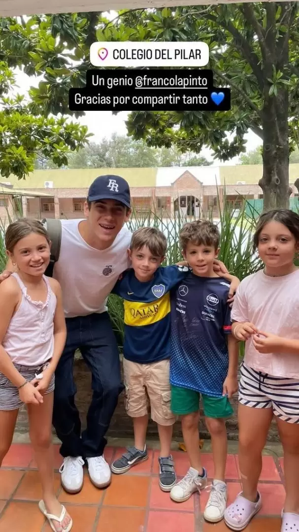 Franco Colapinto acept tomarse fotos con sus fanticos tras egresar del colegio