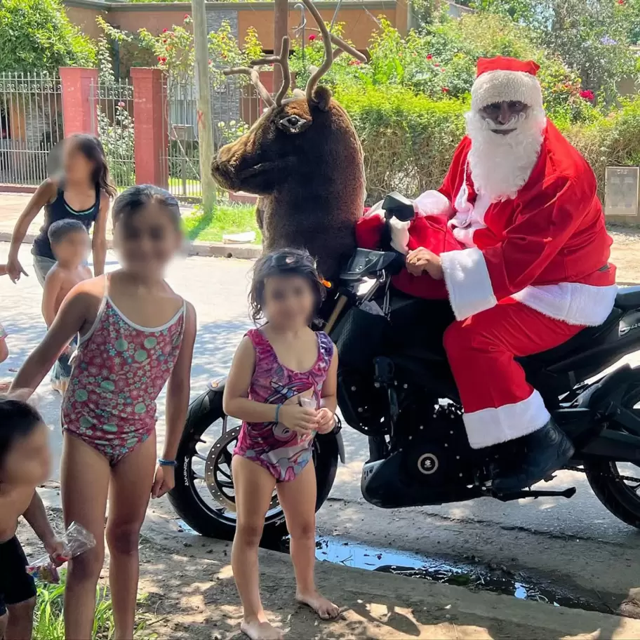 Adrin Oliva, el mago Pap Noel solidario que recorre el sur bonaerense con regalos para quienes ms lo necesitan.