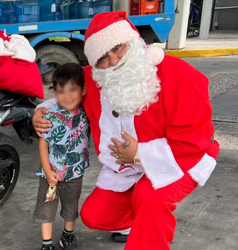 Adrin Oliva, el mago Pap Noel solidario que recorre el sur bonaerense con regalos para quienes ms lo necesitan.