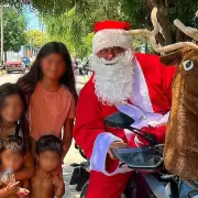 Quin es Adrin, el Pap Noel que recorre en moto Avellaneda y regala juguetes a los chicos ms necesitados