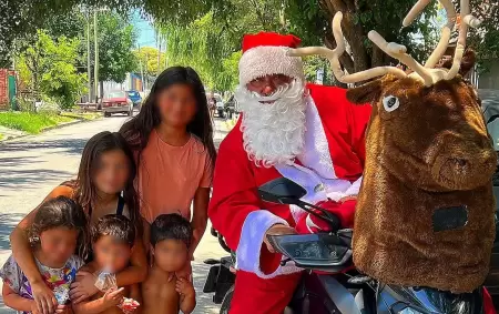 Adrin Oliva, el mago Pap Noel solidario que recorre el sur bonaerense con regalos para quienes ms lo necesitan.