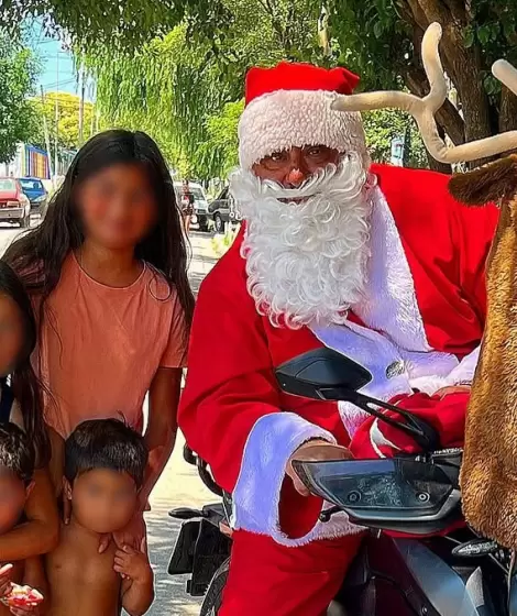 Adrin Oliva, el mago Pap Noel solidario que recorre el sur bonaerense con regalos para quienes ms lo necesitan.