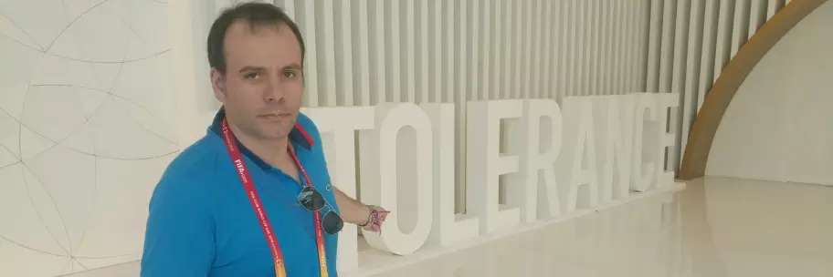 Daniel Avellaneda y su foto de perfil con la palabra "tolerance"