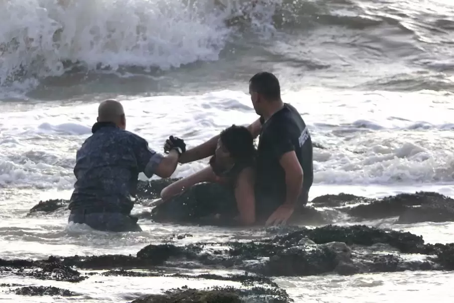 Al no poder sacarla del agua, arrib al lugar personal de la Prefectura que lograron rescatar a la mujer y a uno de los hombres