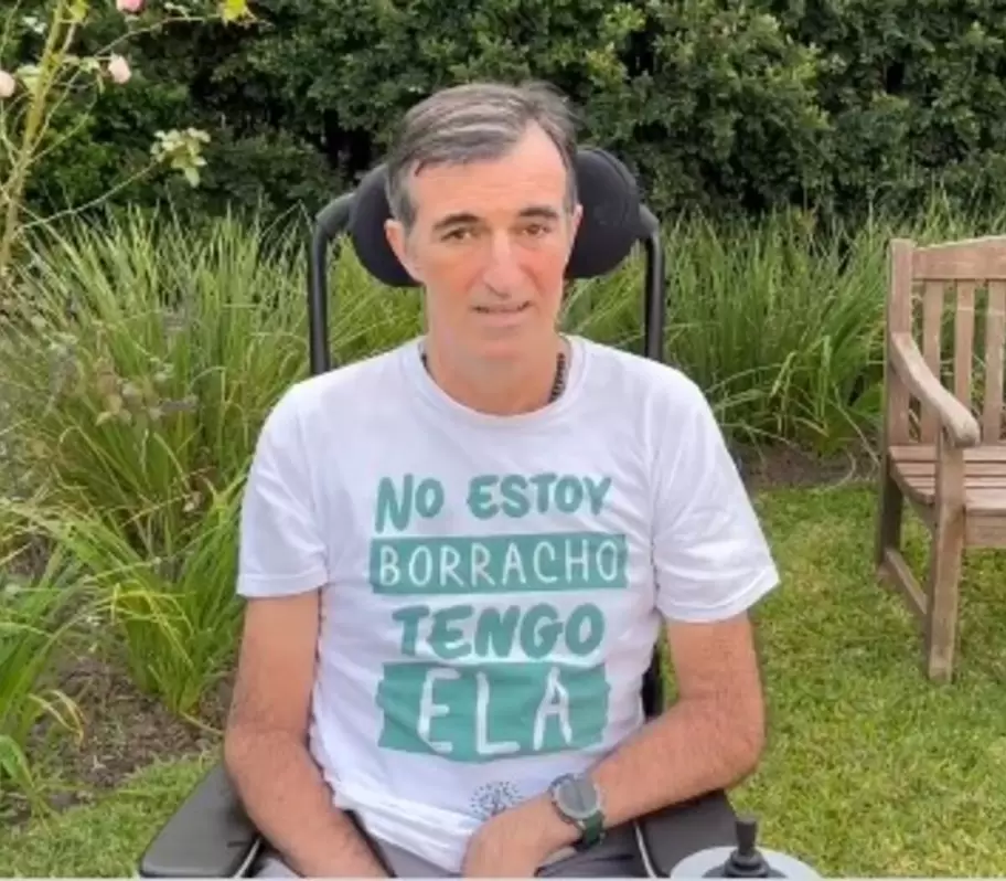 Esteban Bullrich con una remera sobre el ELA