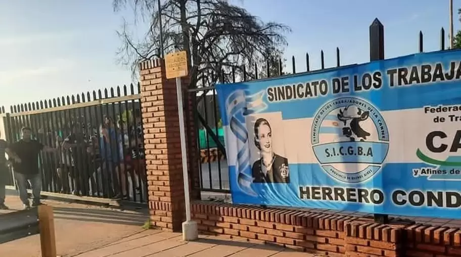 400 trabajadores tomaron el  frigorfico de General Las Heras