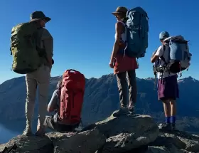 Juliana Awada y amigos de campamento en Villa La Angostura. Fueron denunciados por haber hecho fuego en zonas prohibidas.