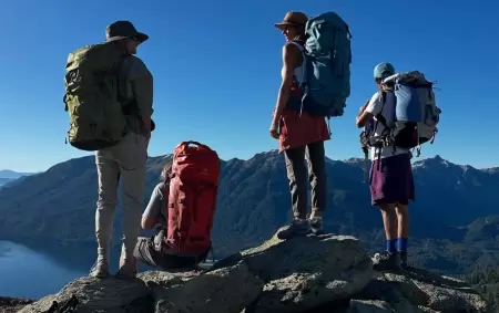 Juliana Awada y amigos de campamento en Villa La Angostura. Fueron denunciados por haber hecho fuego en zonas prohibidas.