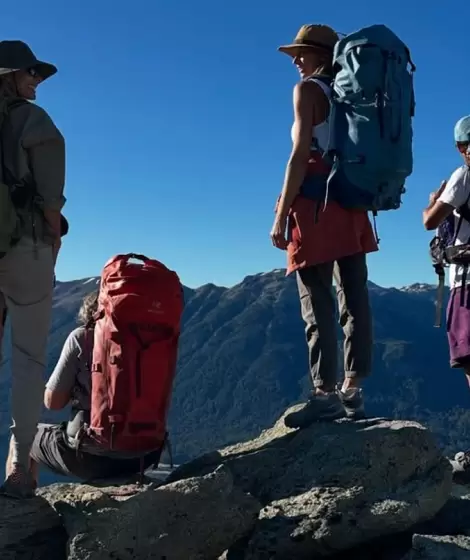 Juliana Awada y amigos de campamento en Villa La Angostura. Fueron denunciados por haber hecho fuego en zonas prohibidas.