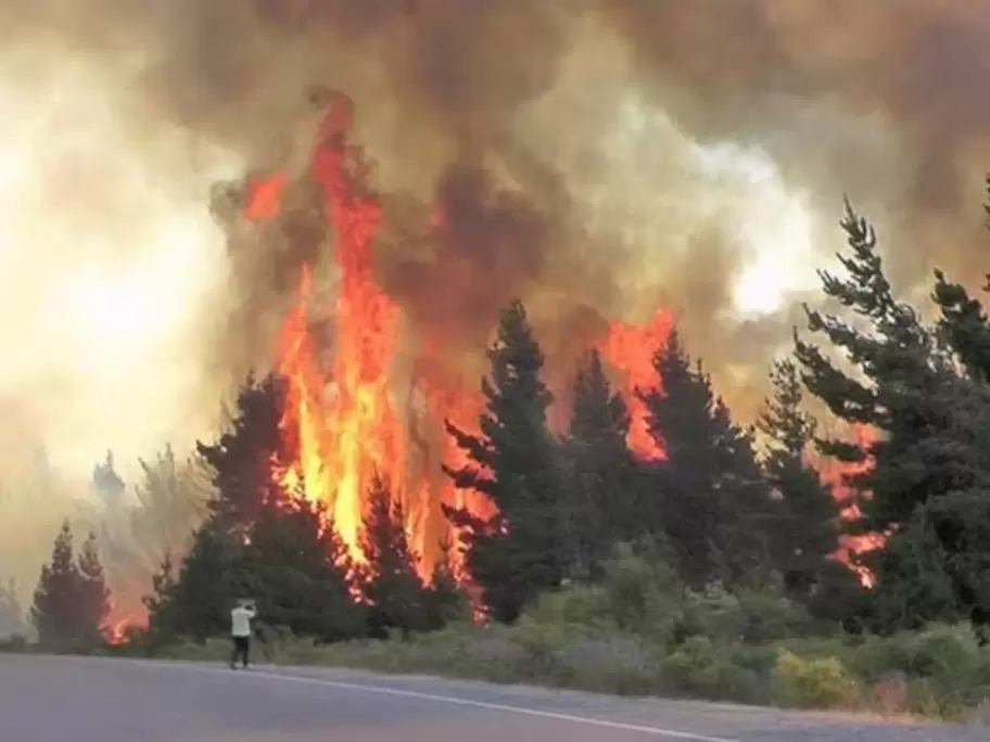 Una de las postales del fuego de Epuyn llegando a la Ruta Nacional 40.