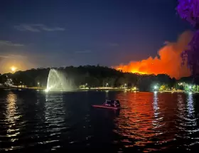 El cerro y las llamas. Otra de las postales del fuerte incendio que golpe con dureza a la localidad chubutense de Epuyn.