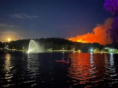 El cerro y las llamas. Otra de las postales del fuerte incendio que golpe con dureza a la localidad chubutense de Epuyn.