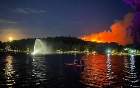 El cerro y las llamas. Otra de las postales del fuerte incendio que golpe con dureza a la localidad chubutense de Epuyn.