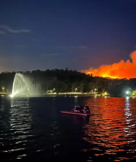 El cerro y las llamas. Otra de las postales del fuerte incendio que golpe con dureza a la localidad chubutense de Epuyn.