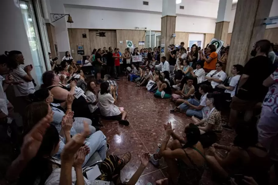 Trabajadores despedidos intentan impedir el cierre del Hospital Bonaparte